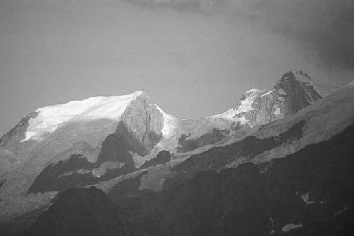 ﻿اثر هال کوانتومی و محلی سازی عدد صحیح