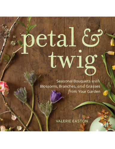 ﻿گلبرگ و شاخه: دسته گل های فصلی با شکوفه ها، شاخه ها و علف های باغ شما