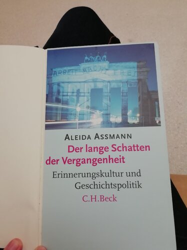﻿سایه طولانی گذشته: فرهنگ خاطره و سیاست تاریخ