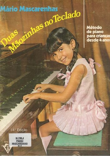 ﻿دو دست کوچک روی کیبورد