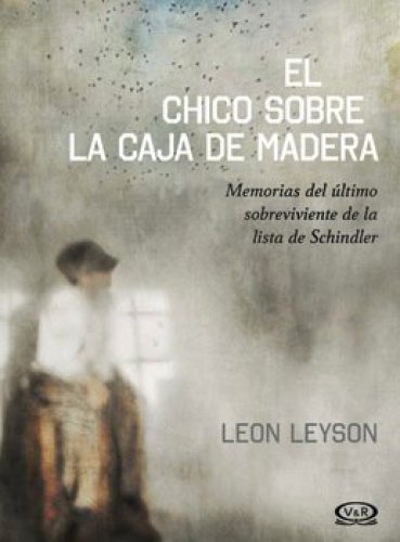 El chico sobre la caja de mader